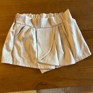 Cream/ beige high-waisted shorts, size 26-28